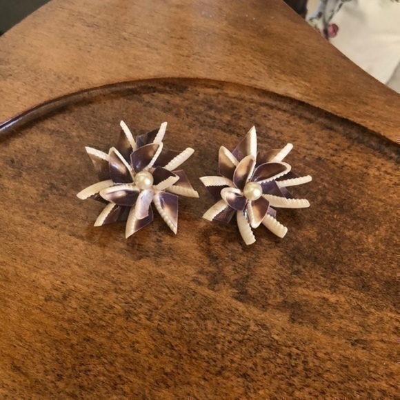 Vintage Clip On Earrings - Picture 1 of 3